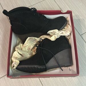 Black wedge boots with tie